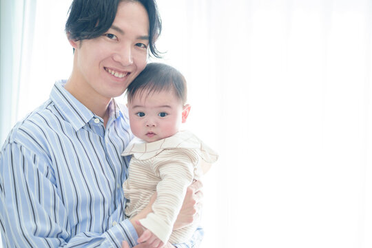 リビングで赤ちゃんを抱っこするお父さん　赤ちゃんの目線