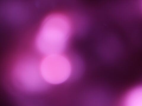 Una toma de cerca de un fondo abstracto de luces de navidad de color violeta en la oscuridad. Desenfoque bokeh