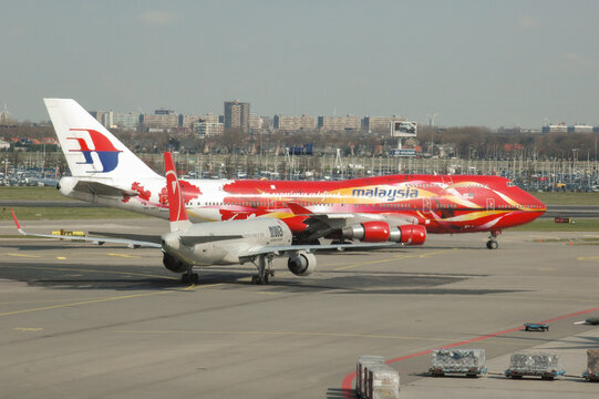 Amsterdam Airport: Captivating Views of Iconic Aircraft at Schiphol
