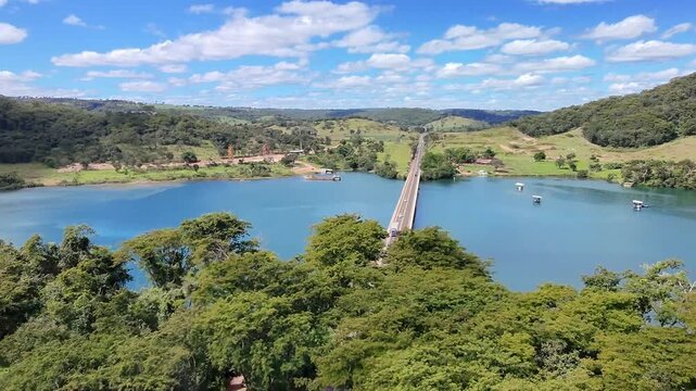 Vista a&eacute;rea da ponte sob o Rio Araguari na chegada de  Uberl&acirc;ndia, Minas Gerais (BR-365)