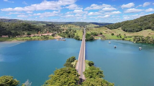 Vista a&eacute;rea da ponte sob o Rio Araguari na chegada de  Uberl&acirc;ndia, Minas Gerais (BR-365)