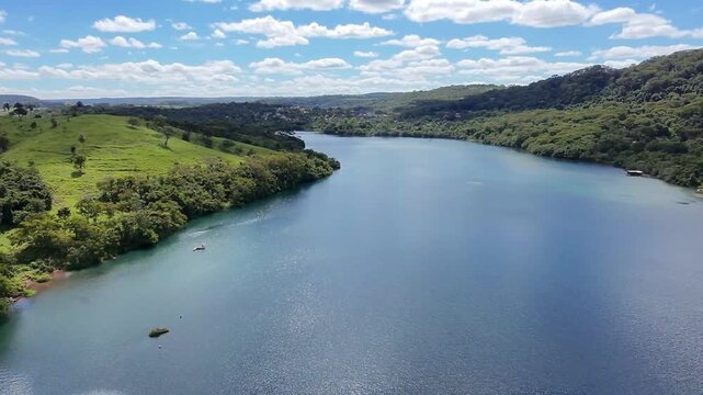 Vista a&eacute;rea da ponte sob o Rio Araguari na chegada de  Uberl&acirc;ndia, Minas Gerais (BR-365)