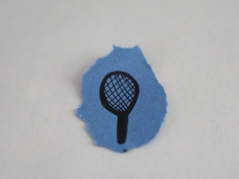 Un papel rasgado de color azul con la figura de una raqueta de tenis en un fondo blanco 