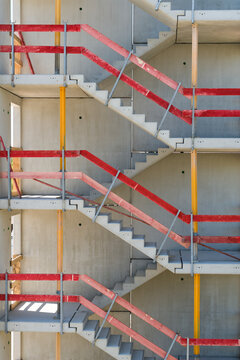 Treppenhaus auf der Baustelle eines im Rohbau befindlichen Parkhauses am Rande der Stadt Regensburg in Deutschland