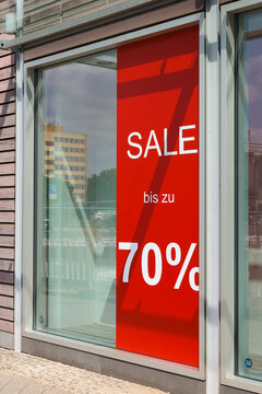 Schaufenster in Deutschland mit der Aufschrift Sale bis zu 70%