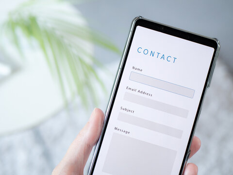 スマートフォンに表示されたお問い合わせフォーム (Contact Us) のWebサイト画面