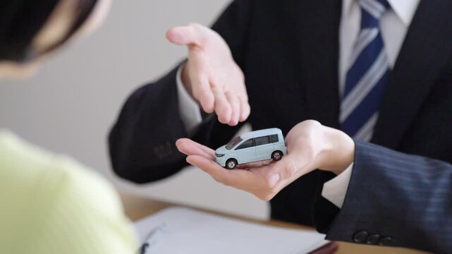 自動車の営業マンと客