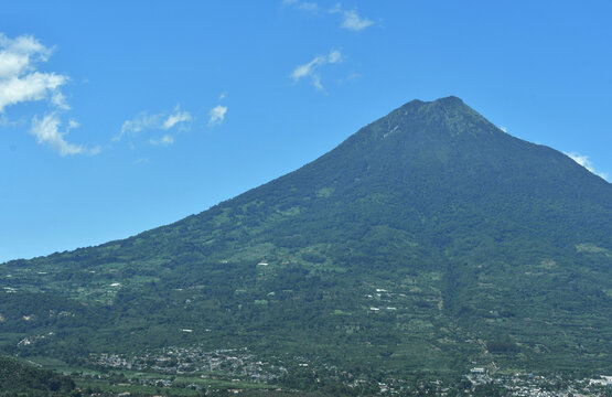 Vista del Volc&aacute;n de Agua desde el cerro de la cruz, en la parte de abajo ubicada la ciudad de Antigua Guatemala.
Toma Horizontal. Espacio para texto al lado izquierdo.