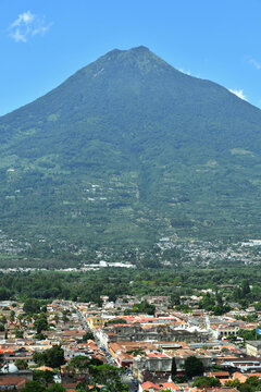 Vista del Volc&aacute;n de Agua desde el cerro de la cruz, en la parte de abajo ubicada la ciudad de Antigua Guatemala.
Toma Vertical.
