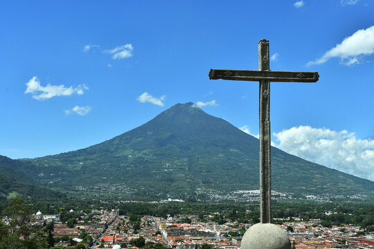 Vista panor&aacute;mica hacia la ciudad de Antigua Guatemala, espacio para texto al lado izquierdo.