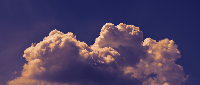 When the sun is below the horizon, soft light from the sky, beautiful dusk sunlight from the atmosphere.