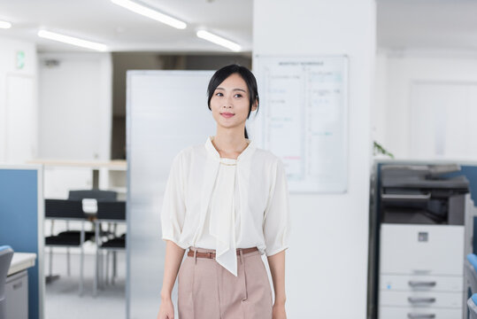 笑顔のビジネスウーマン。オフィス、仕事、職場、ビジネス、歩く、転職、会社、企業、人材、事務、派遣社員