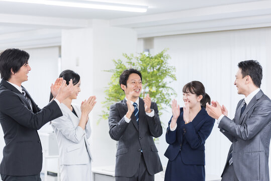 拍手するビジネスグループ。チームワーク、祝福、お祝い、企業、サクセス、成功、仕事、達成、目標、挑戦