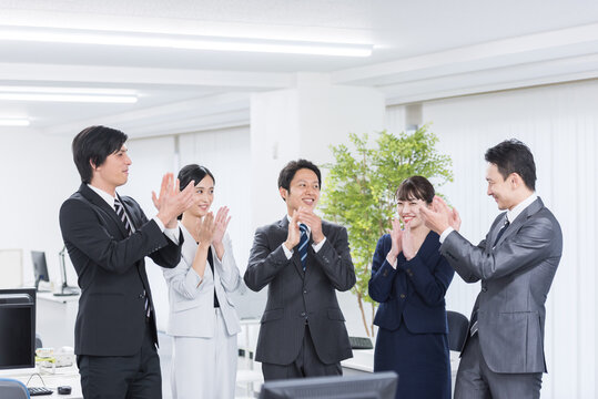 拍手するビジネスグループ。チームワーク、祝福、お祝い、企業、サクセス、成功、仕事、達成、目標、挑戦
