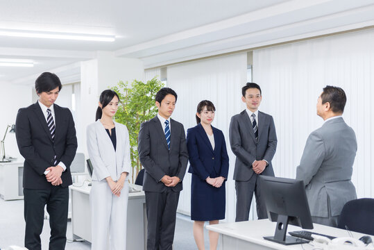 上司に叱られるビジネスグループ