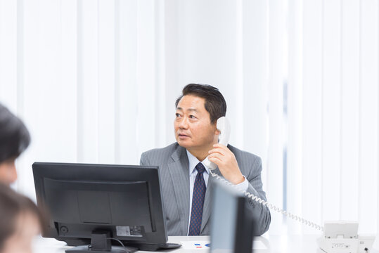 オフィスで働く中高年ビジネスマン　経営者　中間管理職 