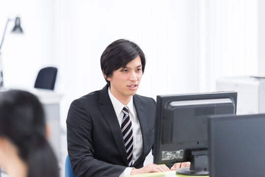 オフィスで仕事する人々