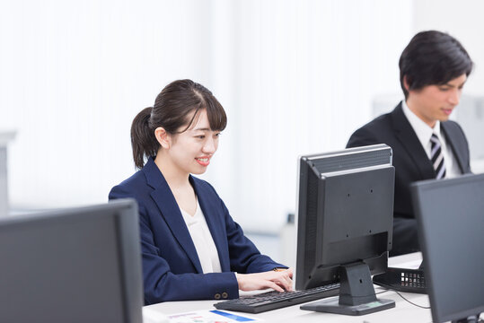 オフィスで仕事する人々