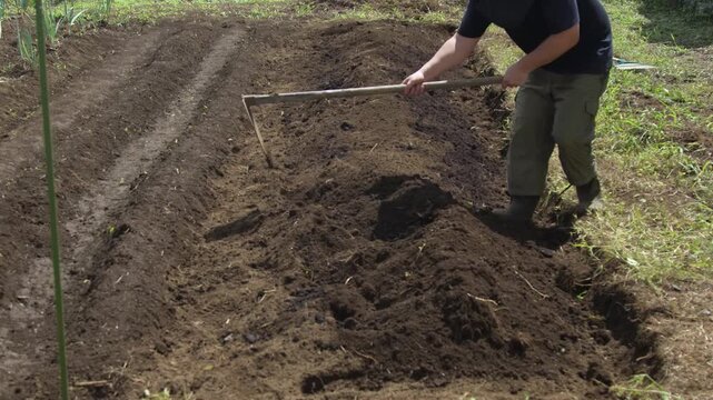 畝を作る男性