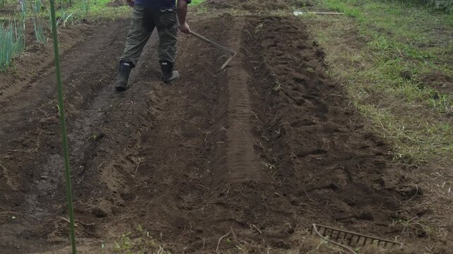 畝を作る男性