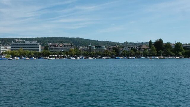 Strandpromenade im Z&uuml;rcher Seefeld vom Schiff aus gefilmt an einem Sommertag, Z&uuml;rich, Schweiz