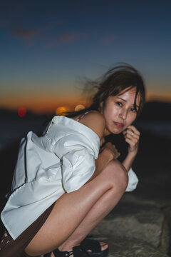 夕暮れの海にいる女性