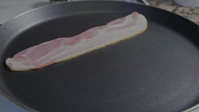 Loncha de bacon frita a fuego alto en la sart&eacute;n