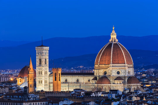 Italy, Tuscany, Florence, Cityscape, View of Cattedrale di Santa Maria del Fiore in the evening