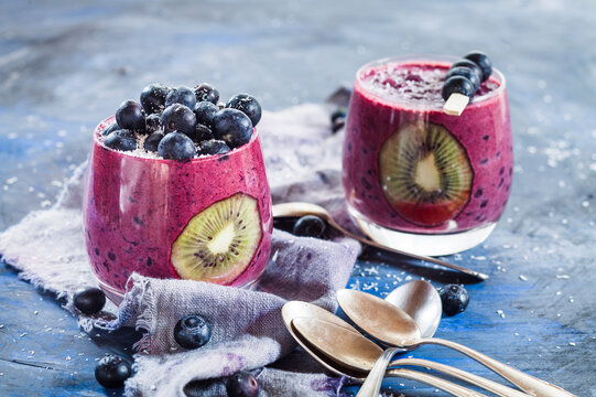 Smoothie pudding with tapioca, blueberries, and kiwi