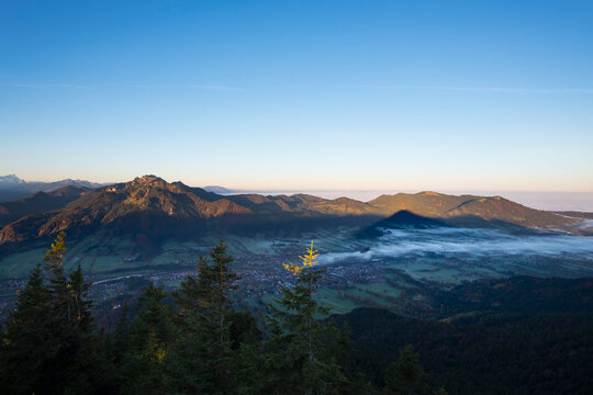 Germany, Upper Bavaria, View from Geierstein to Isar Valley with Lenggries, left Brauneck and right Zwiesel and Blomberg