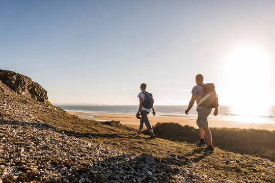 France, Bretagne, Finistere, Crozon peninsula, couple during beach hiking