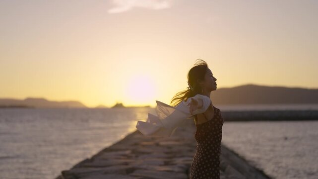 夕暮れの海にいる女性