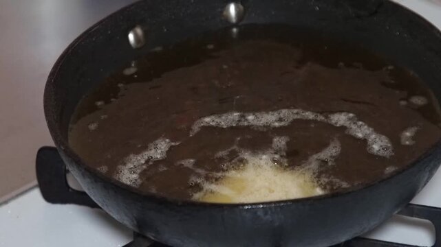 チキンカツを揚げる女性