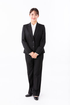 スーツを着た若い女性の全身
