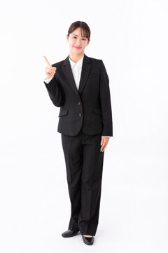 説明をする若いスーツの女性