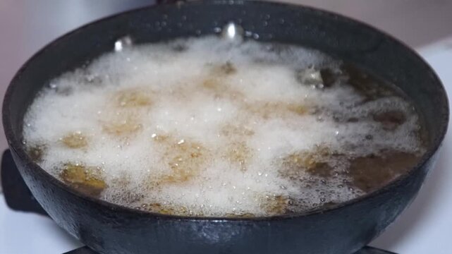 チキンカツを揚げる様子