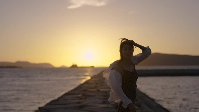 夕暮れの海にいる女性