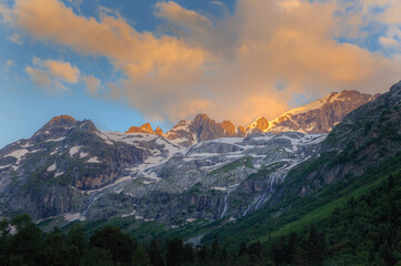 Obraz premium Mountain peaks illuminated by the evening sun.