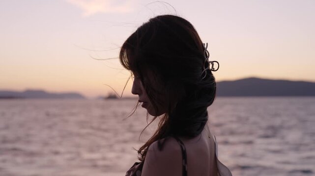 夕暮れの海にいる女性