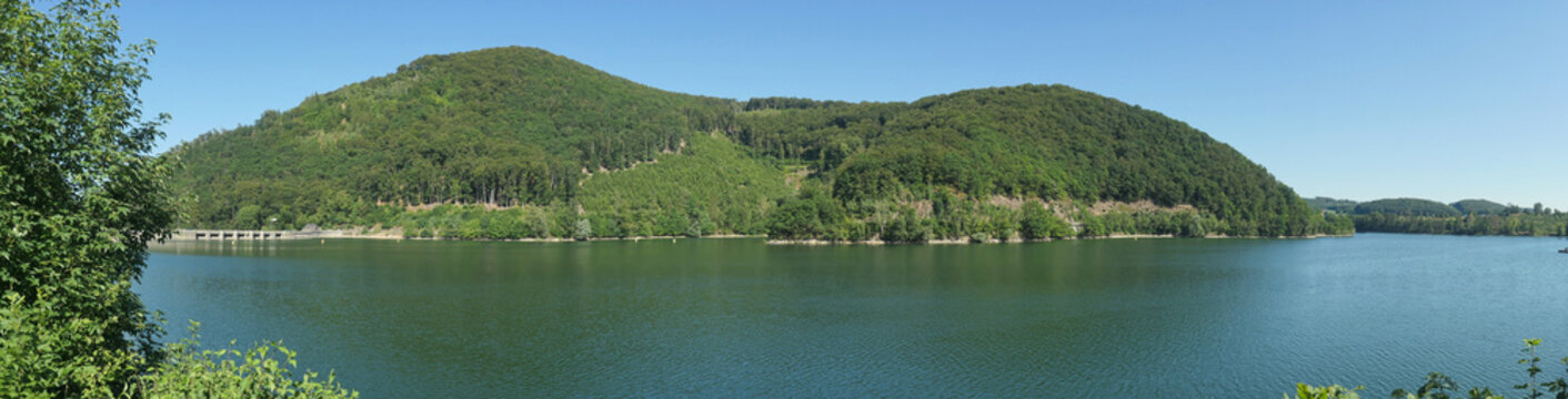 Weites Panorama vom Diemelsee mit Staumauer und bewaldeten H&uuml;geln