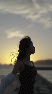 夕暮れの海にいる女性