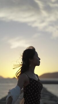 夕暮れの海にいる女性