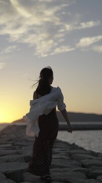 夕暮れの海にいる女性