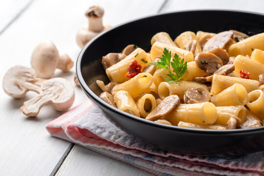 Tortiglioni con funghi champignon, pomodori secchi e prezzemolo, Pasta Italiana 