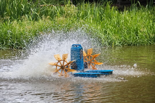 Schaufelrad-Bel&uuml;fter auf einem Teich