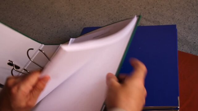 Pasar p&aacute;ginas carpeta archivador y consultar hojas y buscar clasificador con documento y hojear papeles pasar p&aacute;gina 