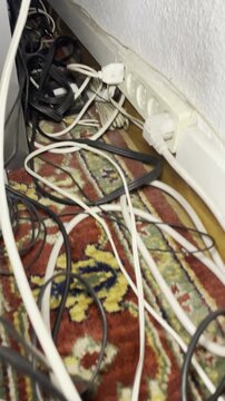 L&iacute;o de cables riesgo de cortocircuito enredo cableado detr&aacute;s de televisi&oacute;n conector, enchufe el&eacute;ctrico e instalaci&oacute;n de electricidad con ladr&oacute;n multiconector plug wiring connector toma de corriente 