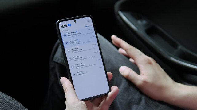 Person checks a mobile inbox inside a car, reflecting digital communication, remote work, document sharing and the growing pressure of managing professional messages on the move.