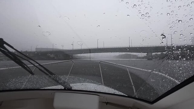 お台場の水路へ避難する小型船！突然の雷雨と豪雨、安全航行の記録