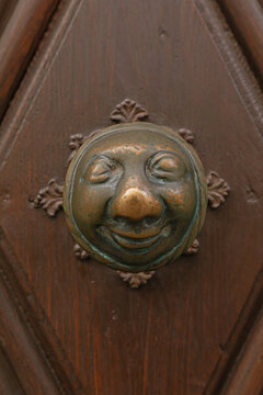 20 August 2026, The historic Apfelweibla bronze doorknob associated with E.T.A. Hoffmann at Eisgrube 14 in Bamberg, Bavaria, Germany.